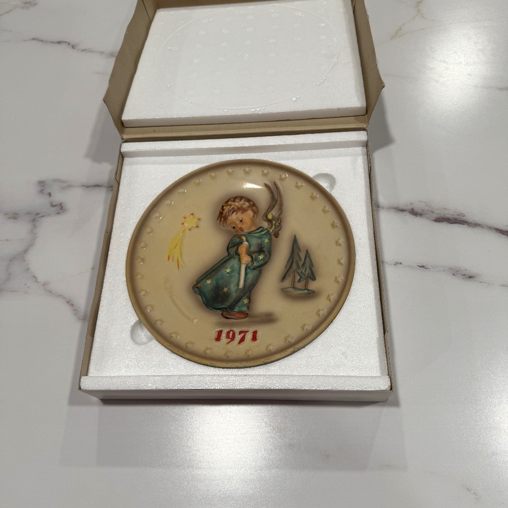 MJ Hummel 1971 Collectors Plate by Goeble, 1st annual plate.